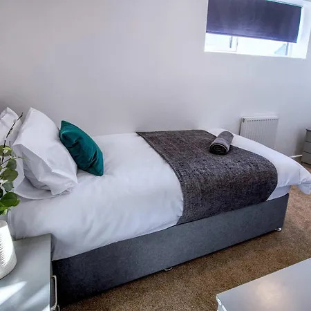 New Contractor 5-bed 3-bath Semesterbostad Redcar