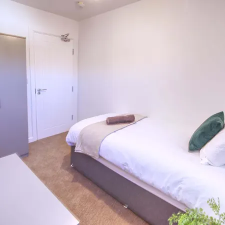 New Contractor 5-bed 3-bath Semesterbostad *